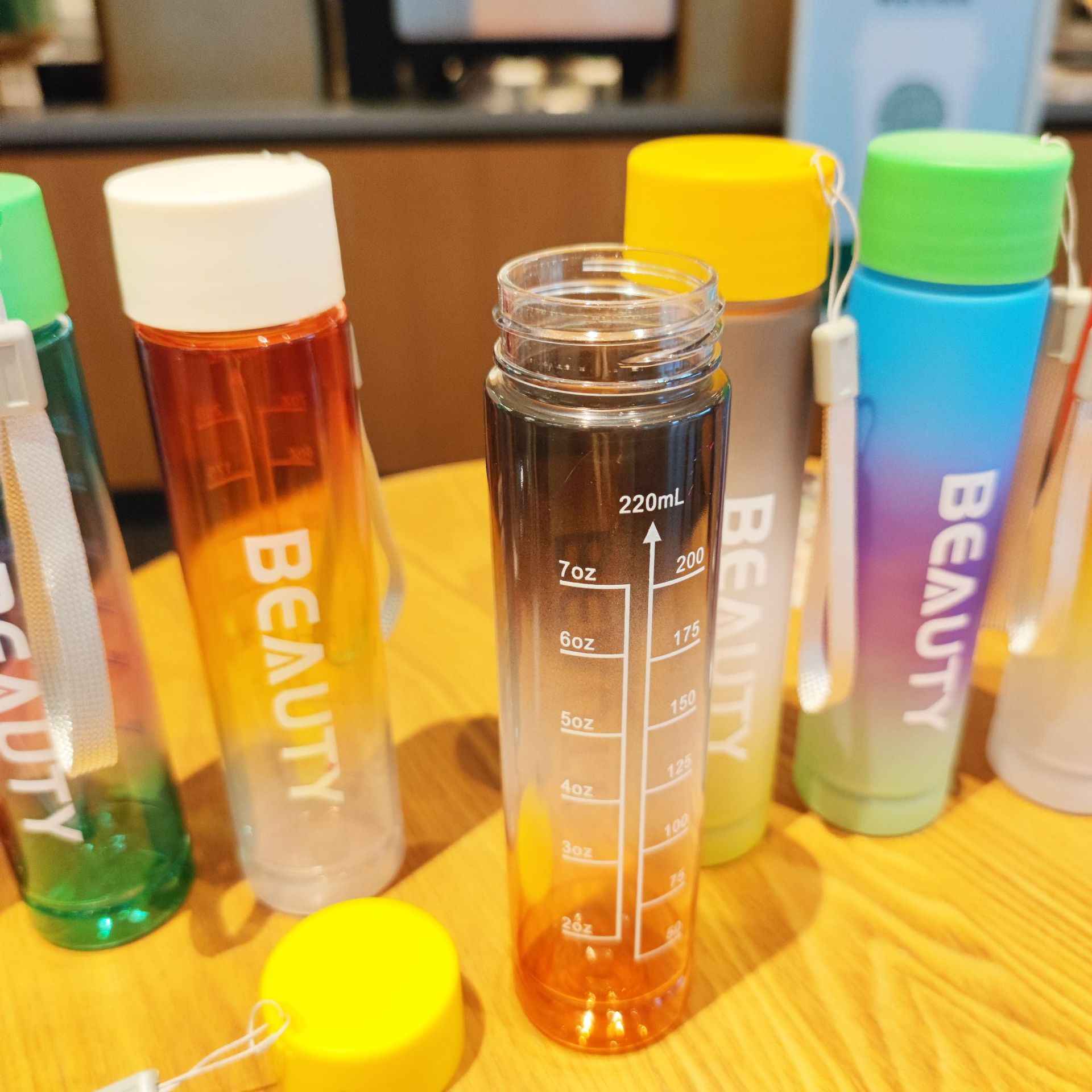 Mini taza de bolsillo 220ml taza de bolsillo de alumno al aire libre taza de plástico de bebida directa brillante brillo esmerilado gradiente jugo de cuerda