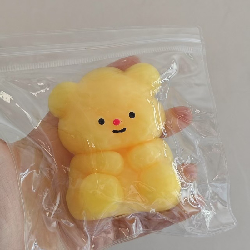 赤い本の同じタイプの卵黄のおにぎりは塩の卵黄のおにぎりをつまんでシミュレーションします。|undefined