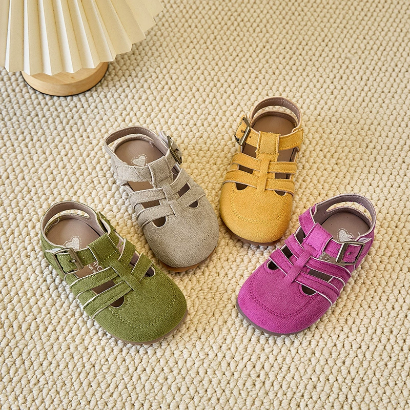 Детские полые римские сандалии 2025 Новый корейский стиль туфли для девочек на толстой подошве для мальчиков Baotou пляжные туфли