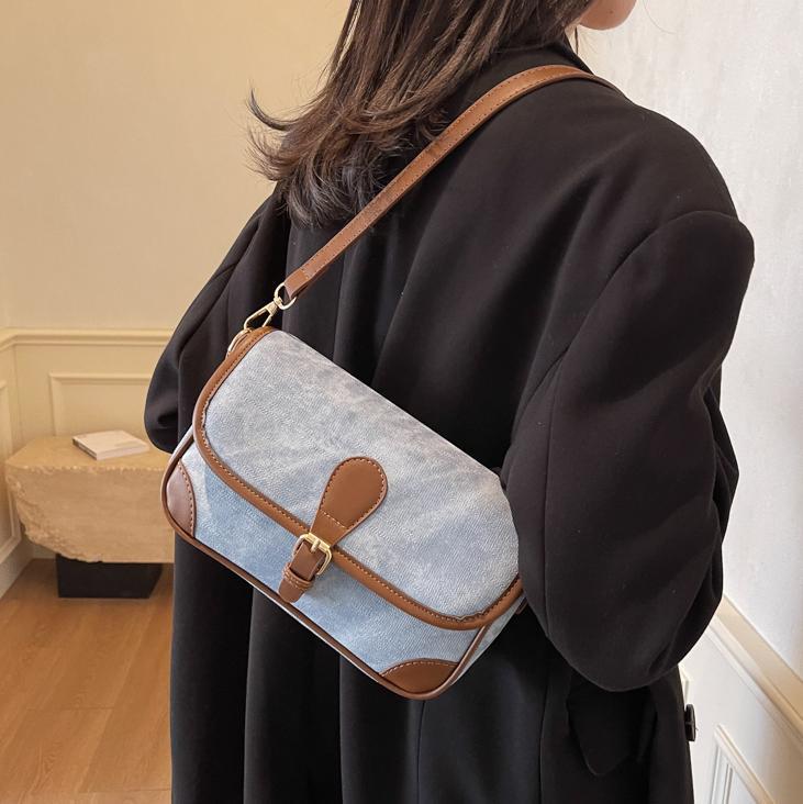 Bolsa de brazo de moda de color contrastante para mujeres 2024 nuevo simple bolso de hombro universal de alta humedad bolso casual