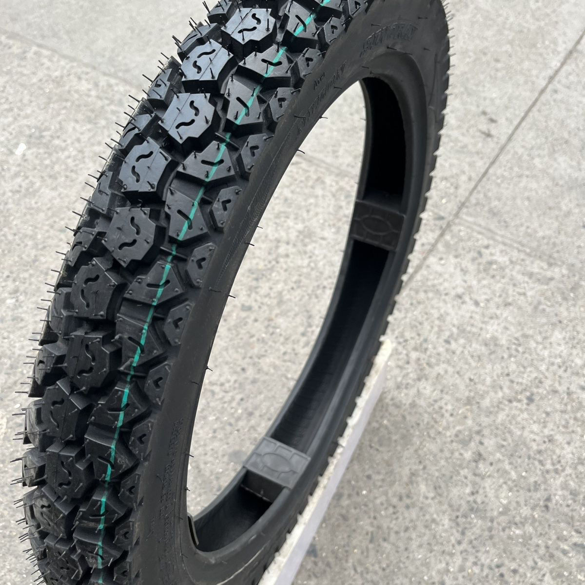 Motorcycle tire 125/150 men's motorcycle inner and outer vacuum tire 2.75/3.00/3.25-18-17