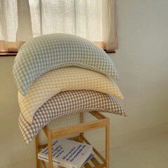Ins風韓系子供の腹ばい枕が可愛い格子の月が枕を抱いて寝ています。