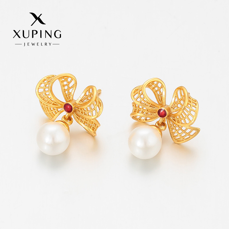 Xuping arco imitación de perlas aretes de brillo aleación de cobre chapado 24k color ligero lujoso diseño sensación de aretes al por mayor