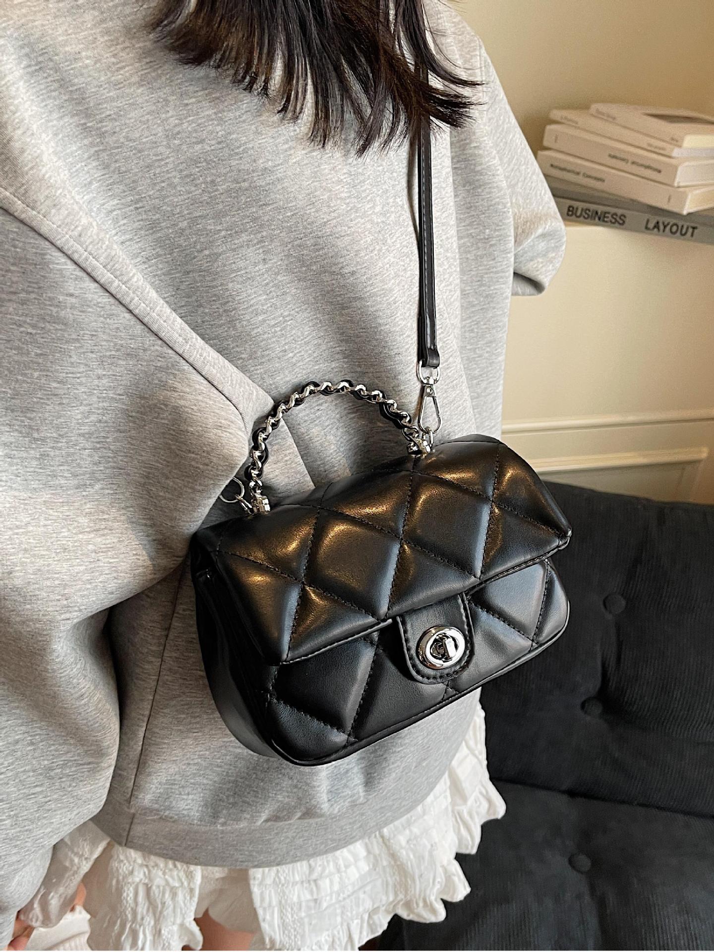 Este año, la popularidad de bordado de diamante es una pequeña bolsa de viento fragante para mujeres 2025, una nueva bolsa de mano universal, una bolsa de hombro.