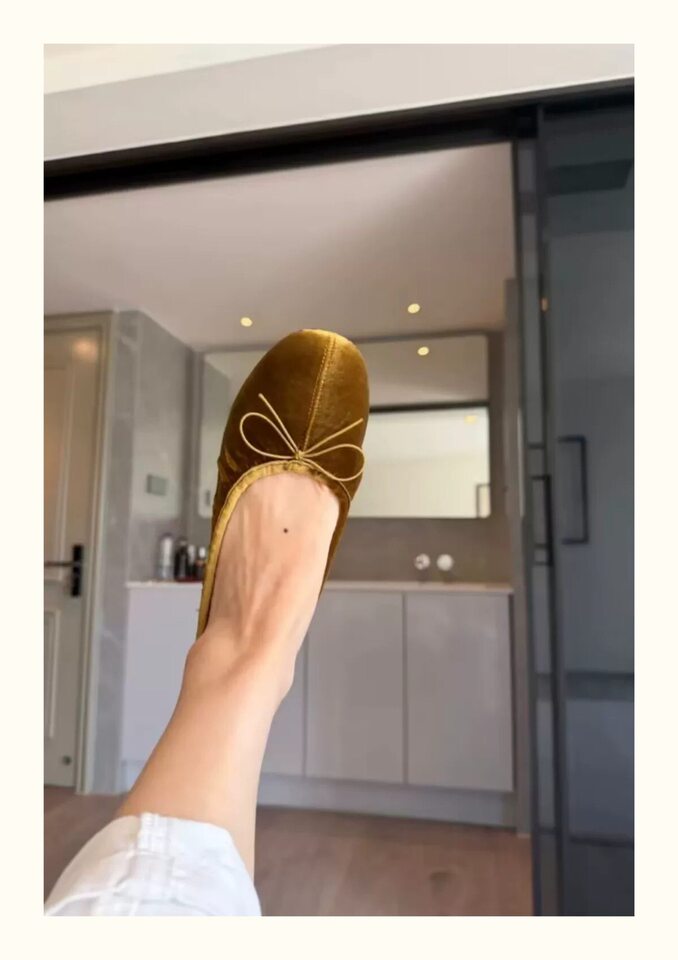 Giày búp bê Mary Jane đế bệt mũi tròn thắt nơ, chất liệu nhung, gót thấp dưới 3 cm — Màu sô-cô-la, Vàng cổ điển chi tiết 3