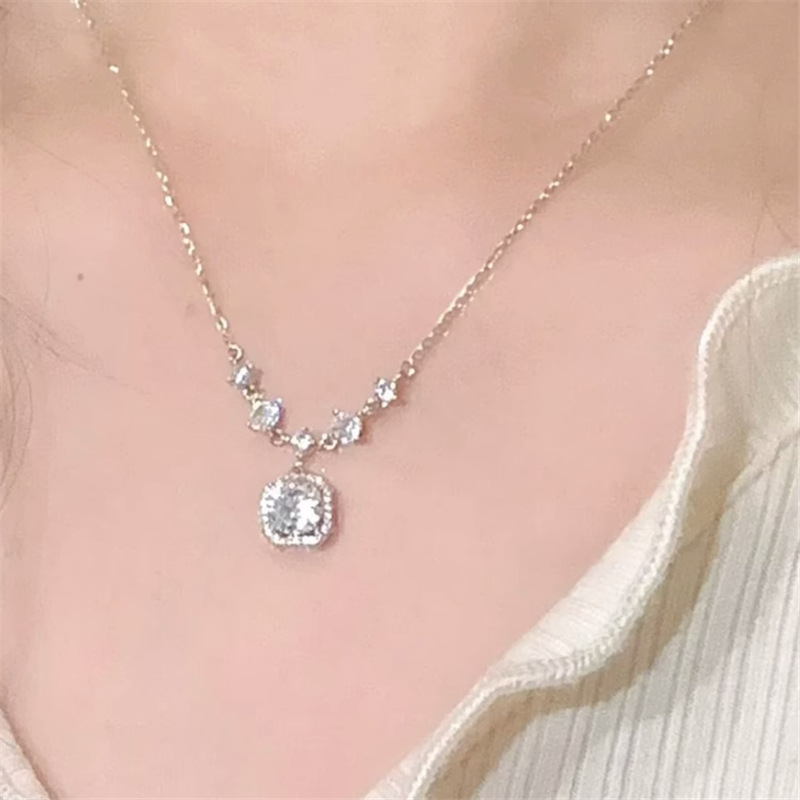 Pendant with zircon
