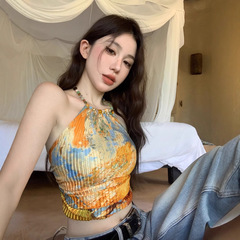 小香風の夏服の上着の黄色の油絵は首のガーターのデザイン感を掛けます。