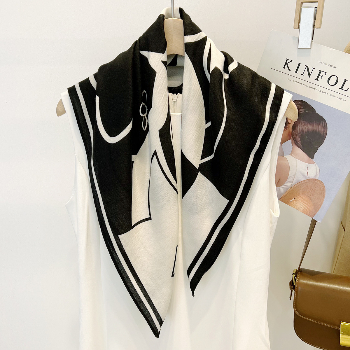 2025 nueva bufanda de seda de camelia en blanco y negro con bloques de color de estilo japonés y coreano, bufanda cuadrada versátil para combinar todos los días con trajes y camisas