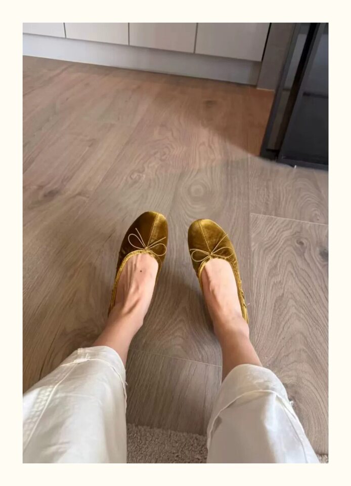 Giày búp bê Mary Jane đế bệt mũi tròn thắt nơ, chất liệu nhung, gót thấp dưới 3 cm — Màu sô-cô-la, Vàng cổ điển chi tiết 7