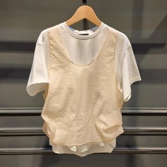 今夏の新しいニッチラウンドネックフェイクツーピース半袖Tシャツ、女性用のルーズなコントラストカラーステッチトップス