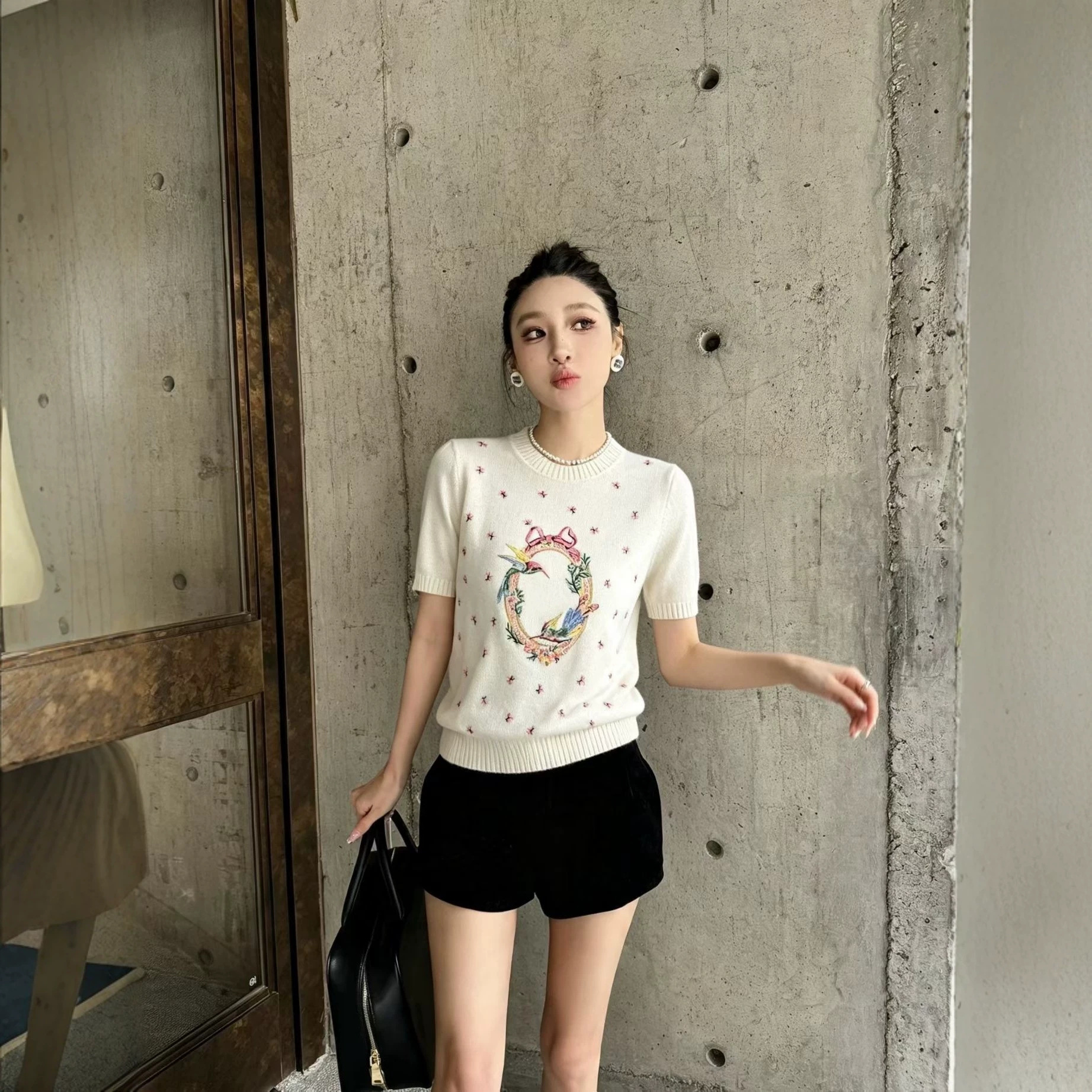 High-end 2026 early autumn new round neck heavy-duty colorful floral and bird embroidery soft and skin-friendly short-sleeved knitwear for women