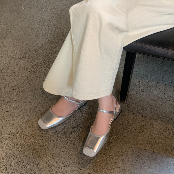 Romantic and delicate retro fashionable Mary Jane shoes with a strap