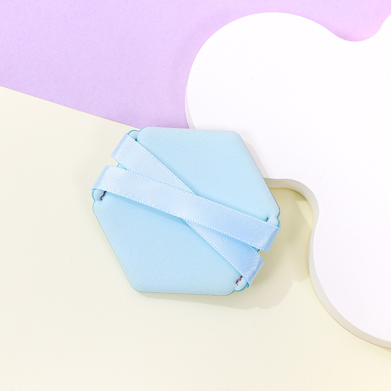 La borla de polvo de doble cinta personalizada de fábrica no come polvo, se agranda en el agua, cojín de esponja de maquillaje sin látex de diamante hexagonal