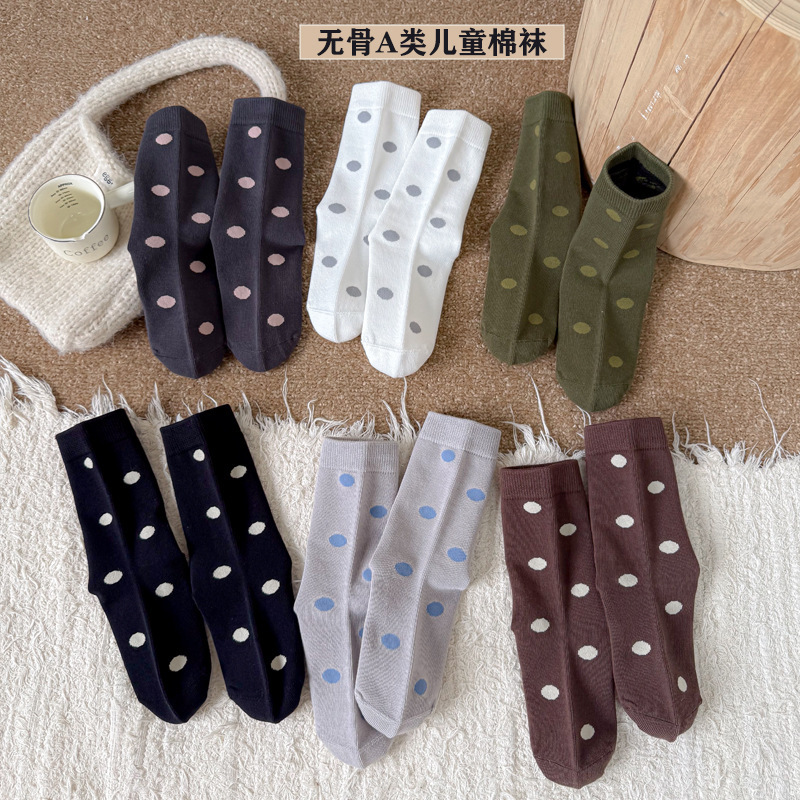 Autumn and winter collection: unisex polka-dot mid-calf socks, made with skin-friendly and breathable materials, designed for children, preventing chafing and keeping feet from feeling stuffy, suitable for students Autumn and winter collection: unisex polka-dot mid-calf socks, made with skin-friendly and breathable materials, designed for children, preventing chafing and keeping feet from feeling stuffy, suitable for students