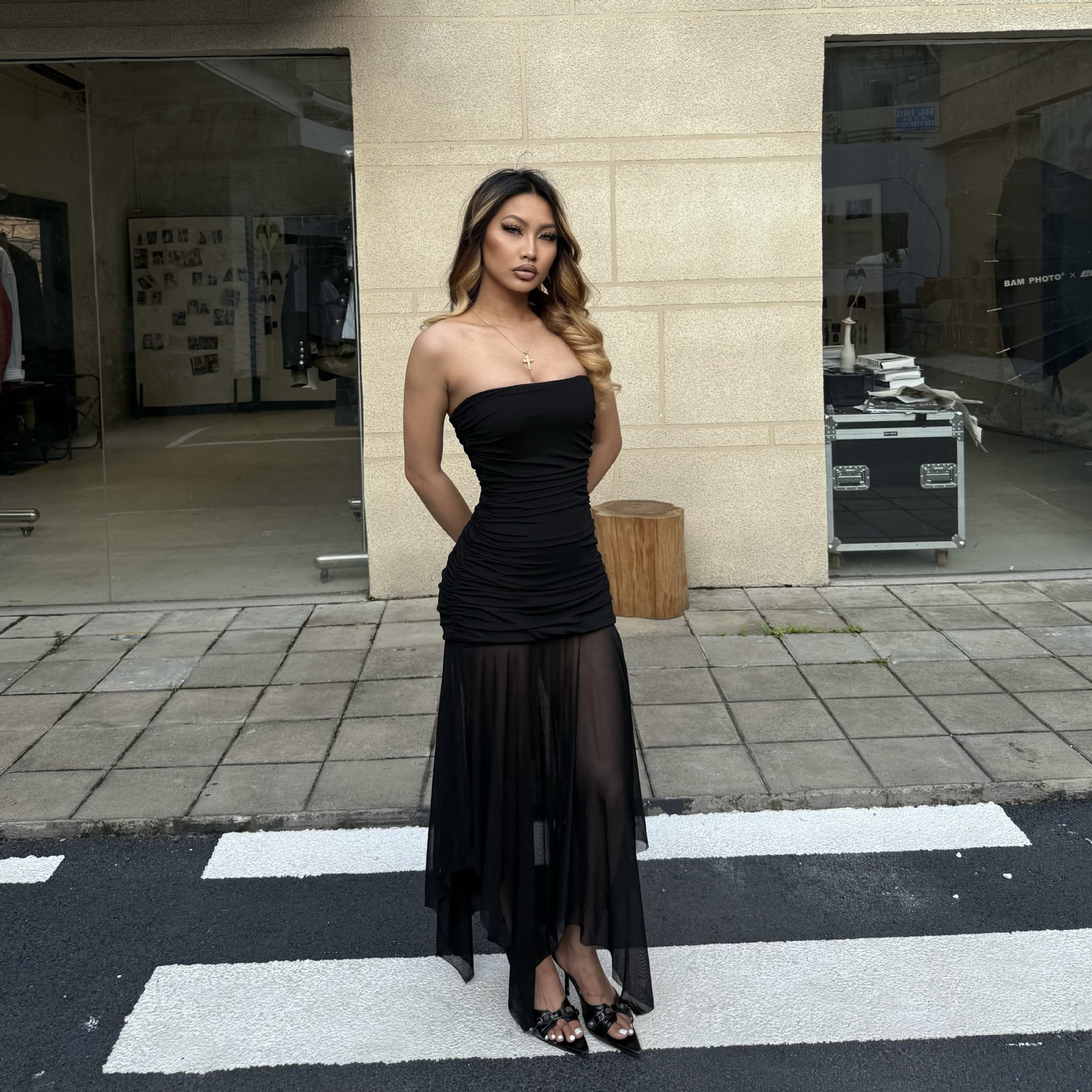 国境を越えたアマゾン欧米の女装2025夏の新商品の純色セクシーな胸の袖なしのネット糸がワンピースをつなぎ合わせた