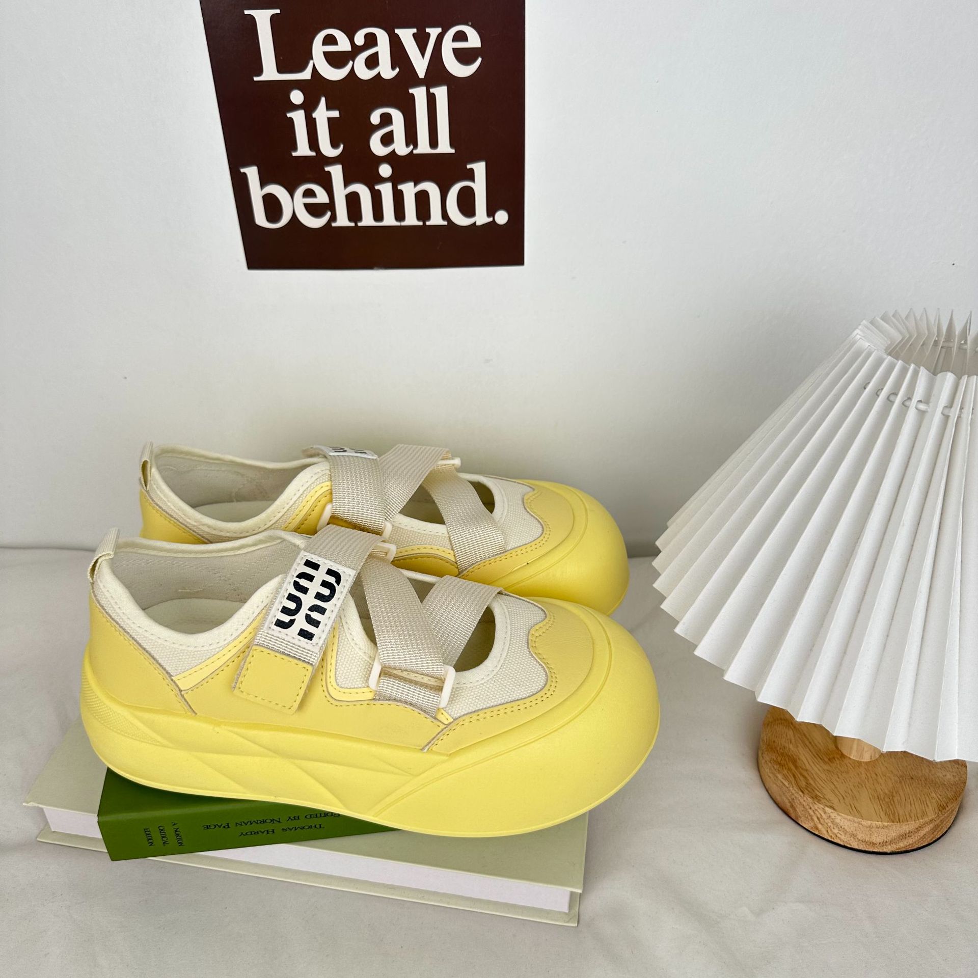 2024 verano zapatos de lona de altura de base gruesa zapatos deportivos casuales de baja altura velcro zapatos blancos de mujer coreana