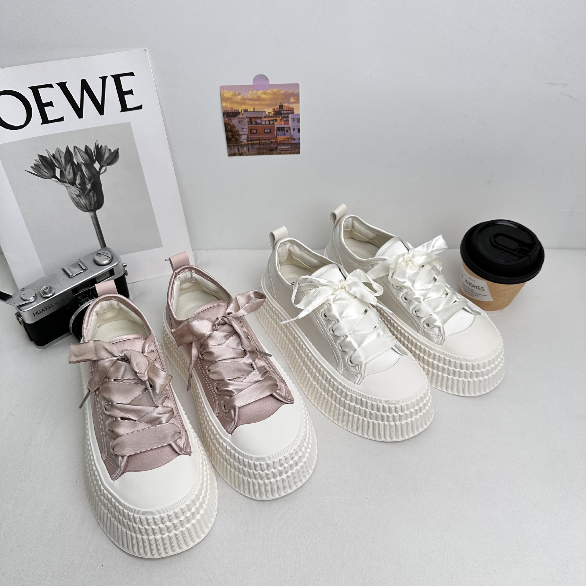 A9899 plantillas de látex aumentan suela gruesa, zapatos blancos con suela de pastel, zapatos de mujer de primavera de 2025 nuevos zapatos de skate delgados