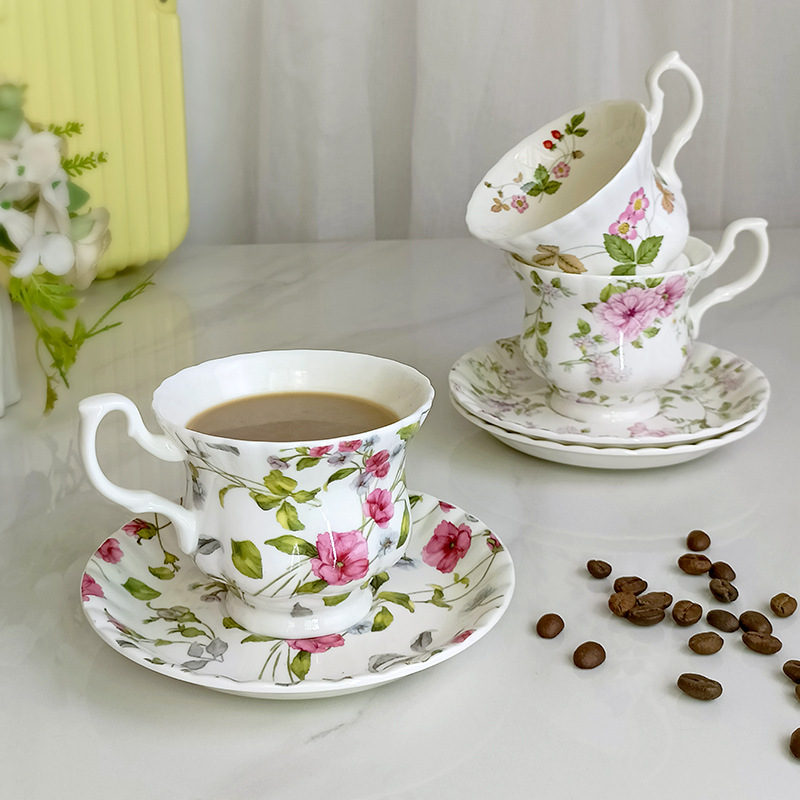 Taza de café de cerámica de flores medievales francesas, taza de té de camellia de la tarde, taza de té de lujo ligera, taza de platos domésticos de alto valor facial