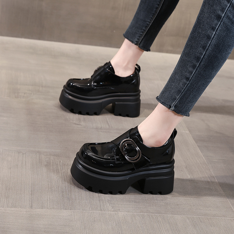 Giày lười nữ đế dày tăng chiều cao phong cách basic — Màu đen be