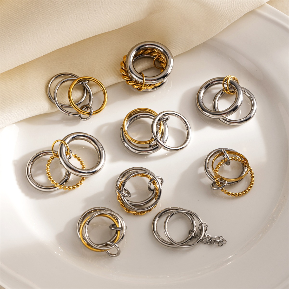 Tena anillo de capa múltiple de dos colores de acero inoxidable europeo y americano, tendencia de moda femenina, modelos calientes, joyas no decoloradas al por mayor