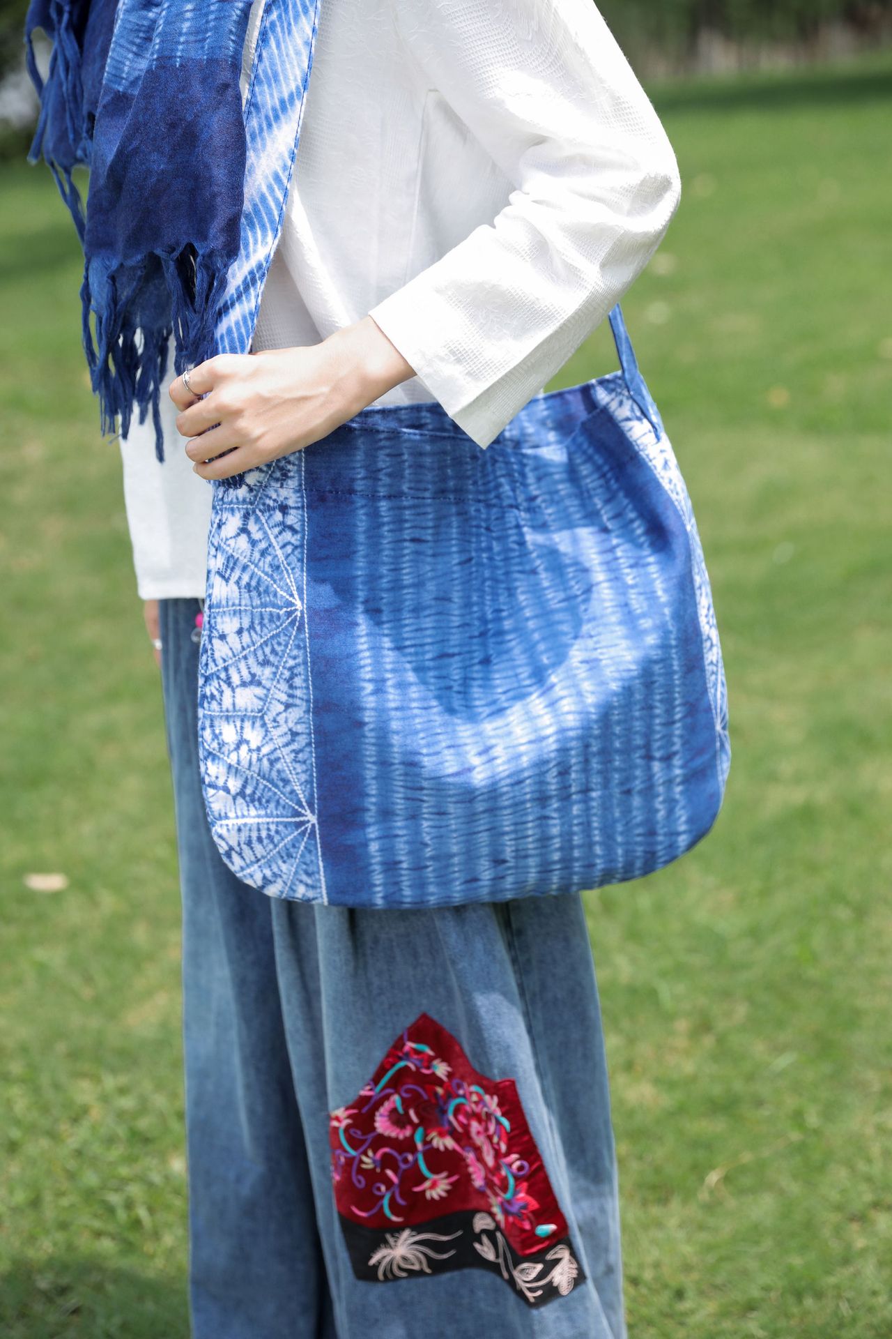 2023 Yunnan estilo étnico hecho a mano tie-dyed bolso de hombro artístico versátil pequeño bolso de tela azul y blanco retro casual bolsa de mensajero