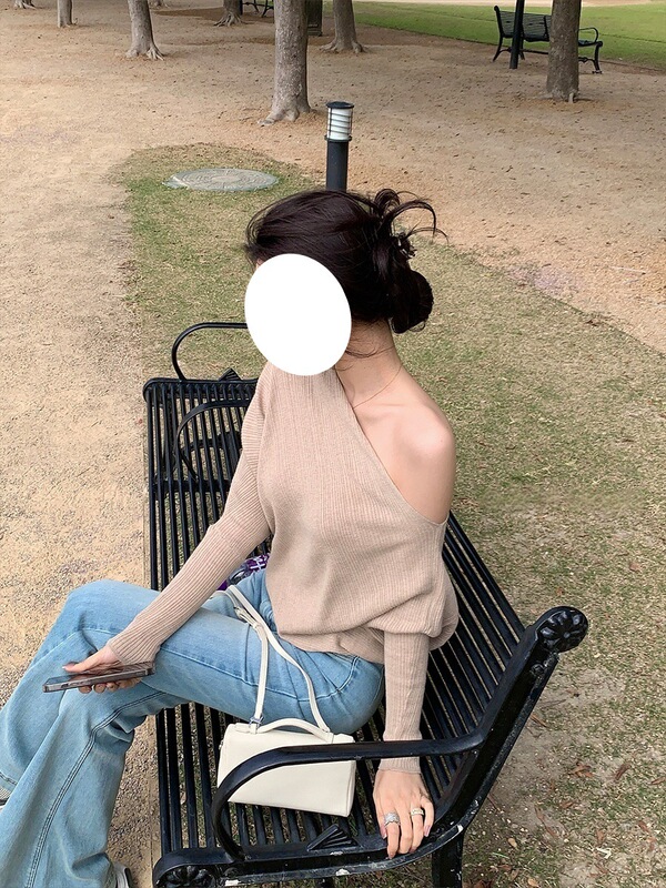 7668辣妹炸街设计感小众露肩针织衫女不规则斜肩慵懒蝙蝠袖上衣秋|undefined