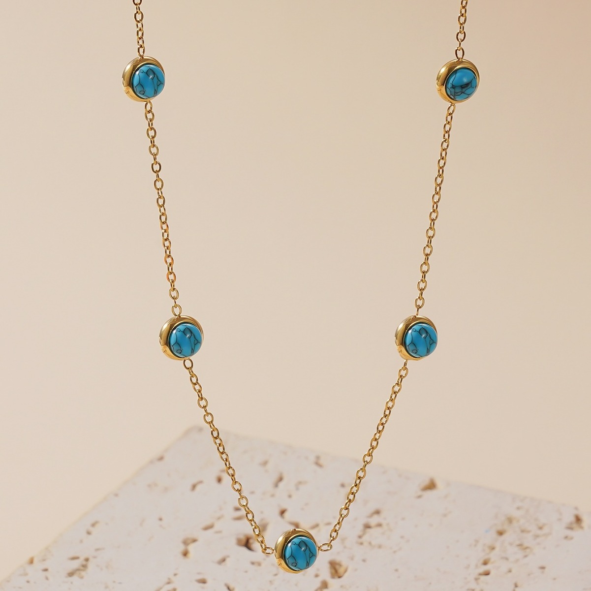 Pequeño fresco simple versátil acero de titanio azul cadena de clavícula de piedra turquesa no se desvanece auriculares redondas de oro conjunto de joyas de mano