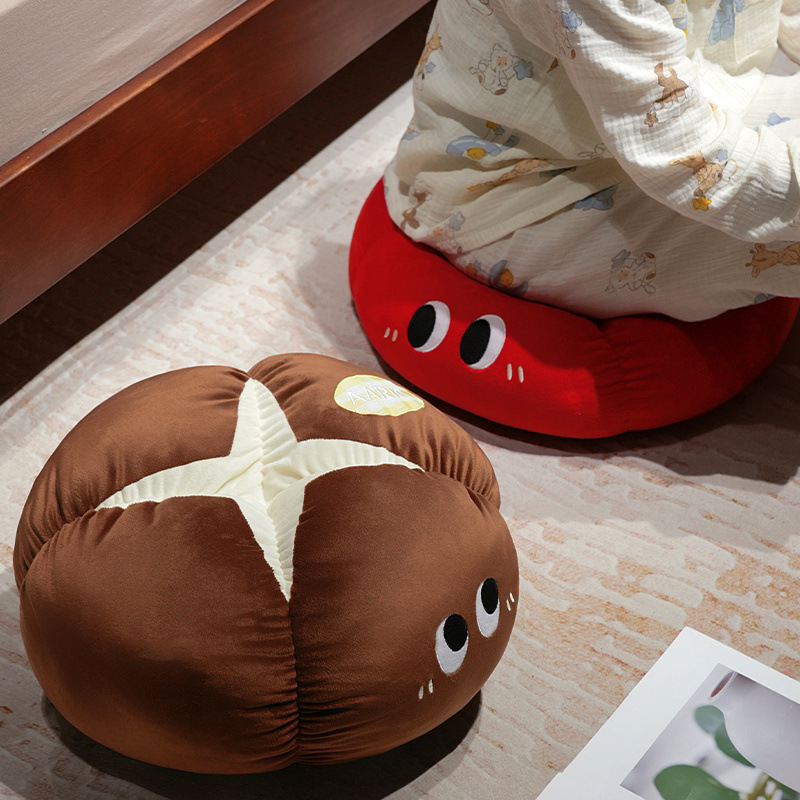 Manzana roja almohada almohada muñeca de peluche hongos de ojos grandes frutas y verduras en la cama en línea dormitorio rojo