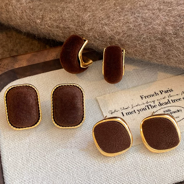 Retro Brown Square Velvet Earrings for Women 2025 New Hot Style Accessible Luxury High-End Earrings Niche Unique Earrings