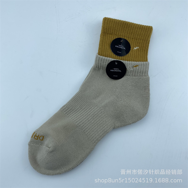 2023新品の偽の2つのつなぎ合わせのスポーツの靴下の中で筒の高い筒の男女の同項のマカロンカラーの厚いタオルの底