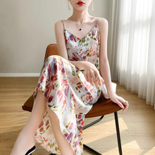 时尚缎面吊带连衣裙春夏季新款显瘦印花长裙气质v领百搭打底优雅