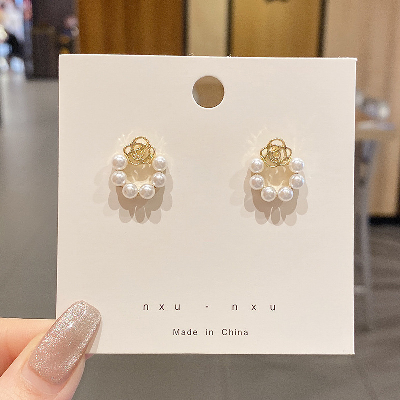 Luz de lujo de alto nivel nicho de diseño femenino sensación de aretes de bordilla temperamento perla asimetría joyería perla al por mayor