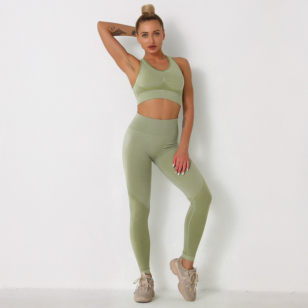 Conjunto de sujetador deportivo de sujeción ligera y legging de cintura ancha sin costuras NSLX48726