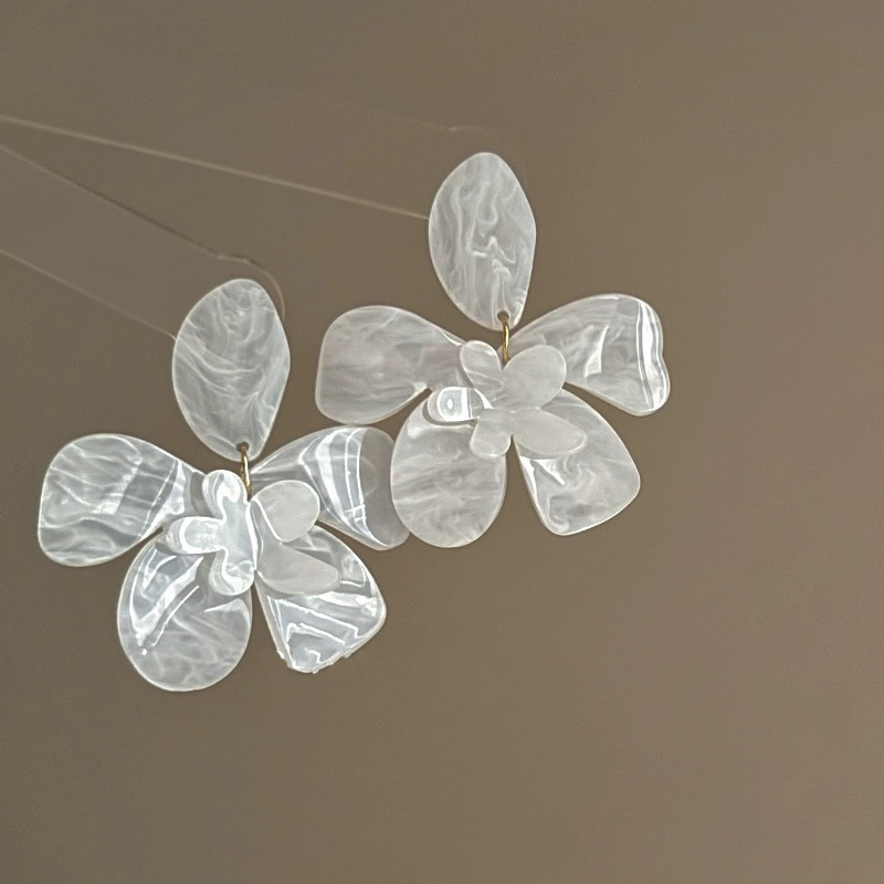 Flores dulces y elegantes transfronterizas, pendientes de perlas de amor, pendientes de estilo literario de moda de nicho, pendientes de todo fósforo con personalidad, mujeres