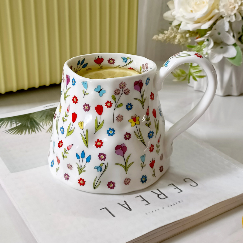 Taza de alta calidad de lujo ligera flor de dibujos animados taza de cerámica de alta capacidad taza de café de alto valor de cara taza de agua regalo