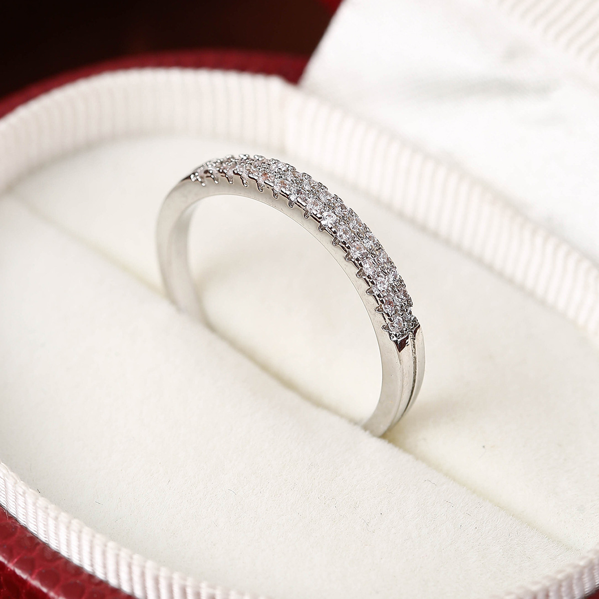 Glittrande ring för kvinnor elegant designersmycke_voghion.com