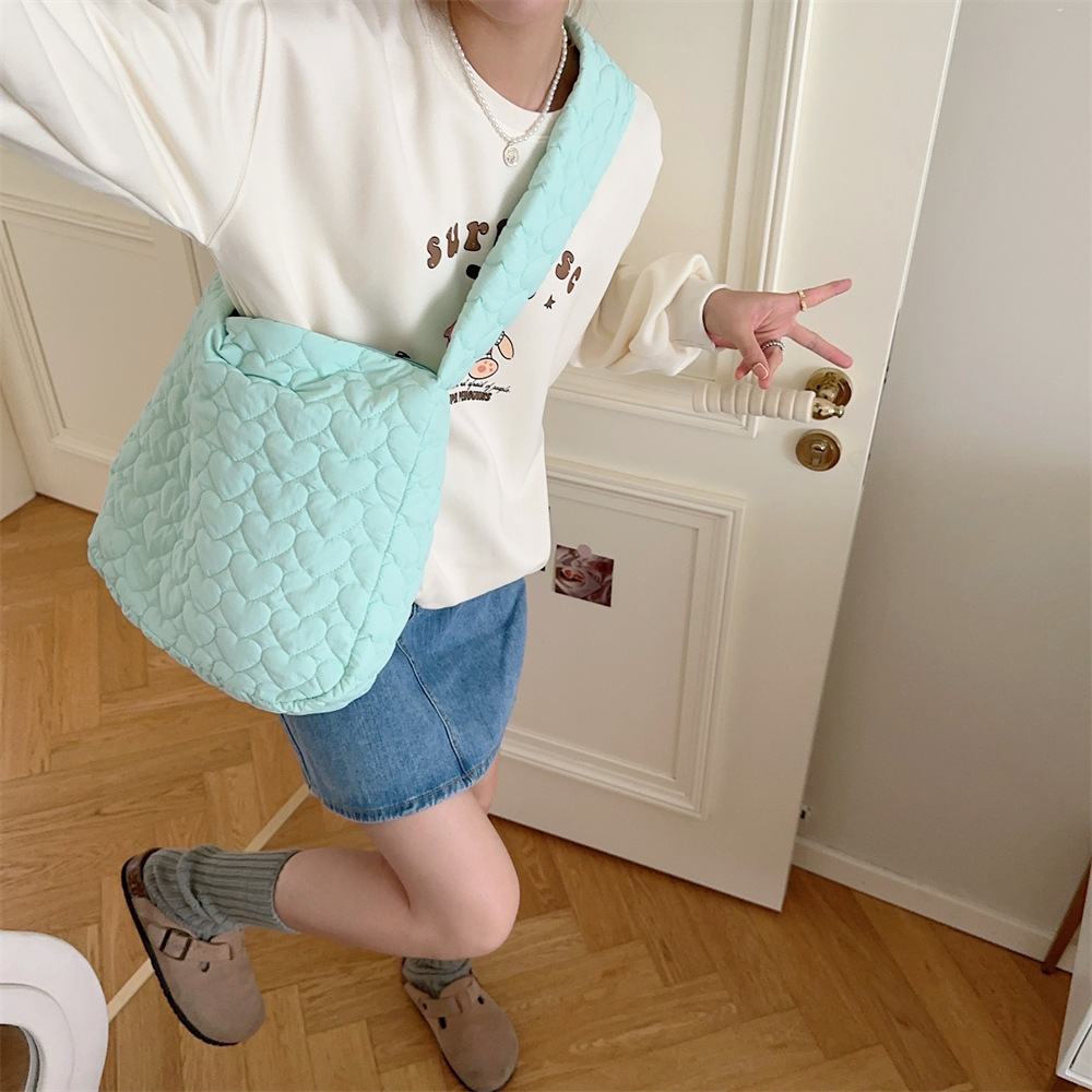 39131 Japanese quilted heart-shaped cotton tote travel bag Crossbody bag for women, large-capacity single-shoulder crossbody canvas bag undefined