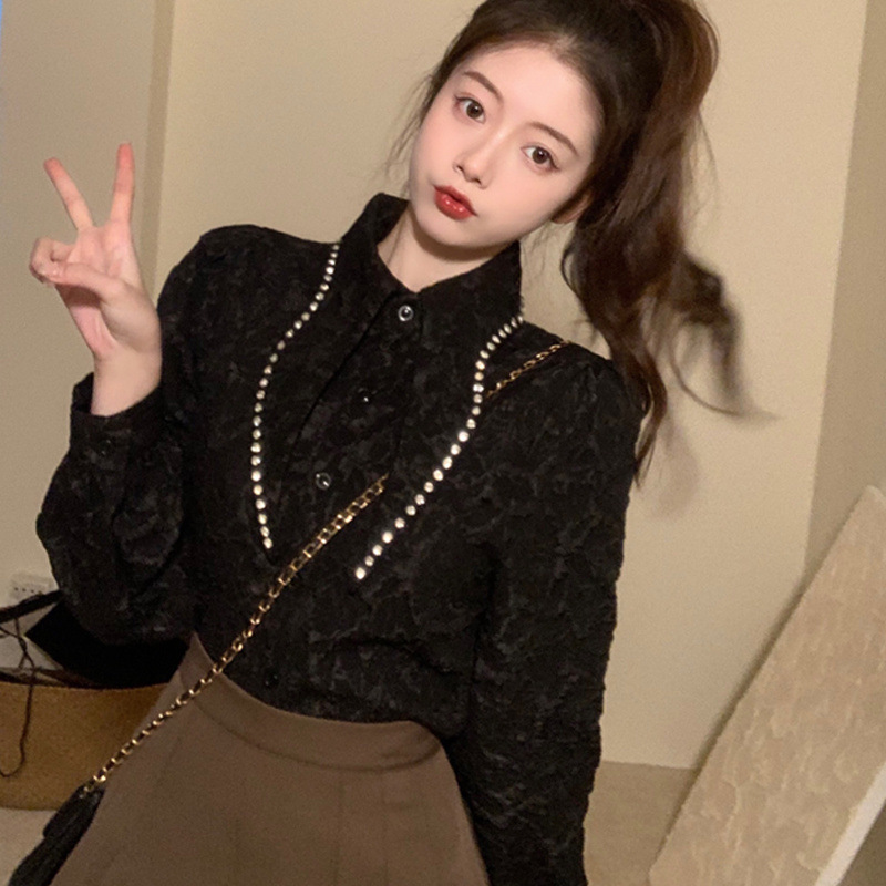 디자인 센스 인 스타일 무거운 산업 다이아몬드로 장식 된 주름 셔츠 여성의 2024 가을 뉴 홍콩 스타일 레트로 웨스턴 스타일 트렌디 한 작은 셔츠