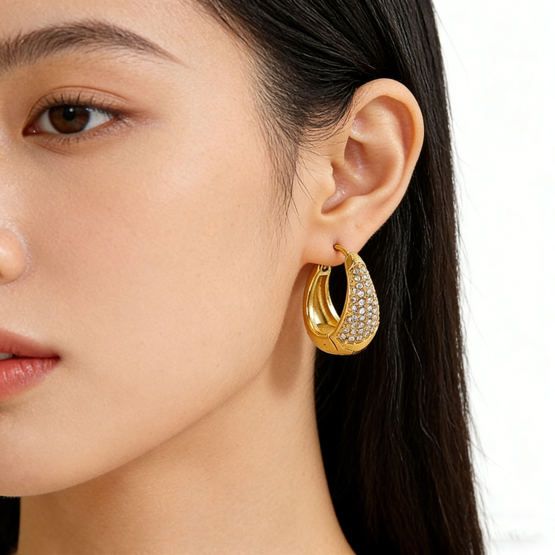 Pendientes de acero inoxidable de estilo europeo y americano, modernos pendientes pequeños de titanio estilo Chanel con incrustaciones de diamantes semiovalados. image 5