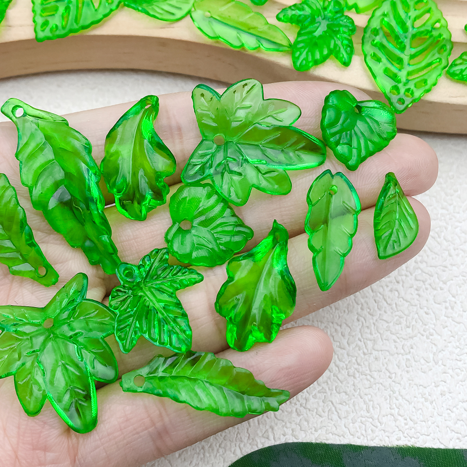 Simulación perforada chapada en color hoja de arce hoja verde hoja de uva accesorios de acrílico transparente hecho a mano pulsera decorativa de bricolaje cuentas