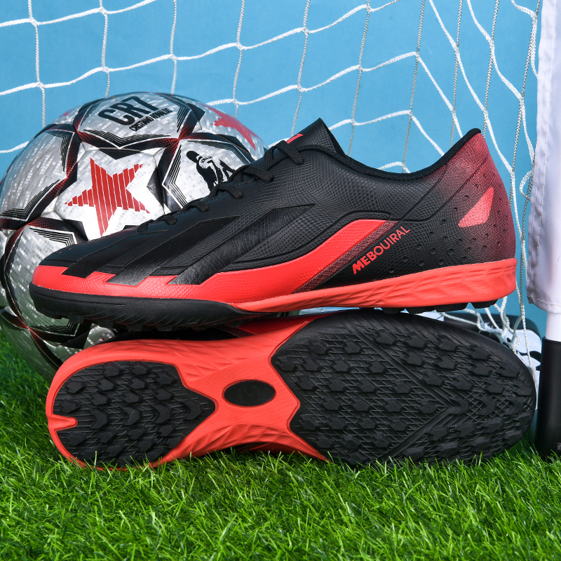 Clavos negros y rojos rotos