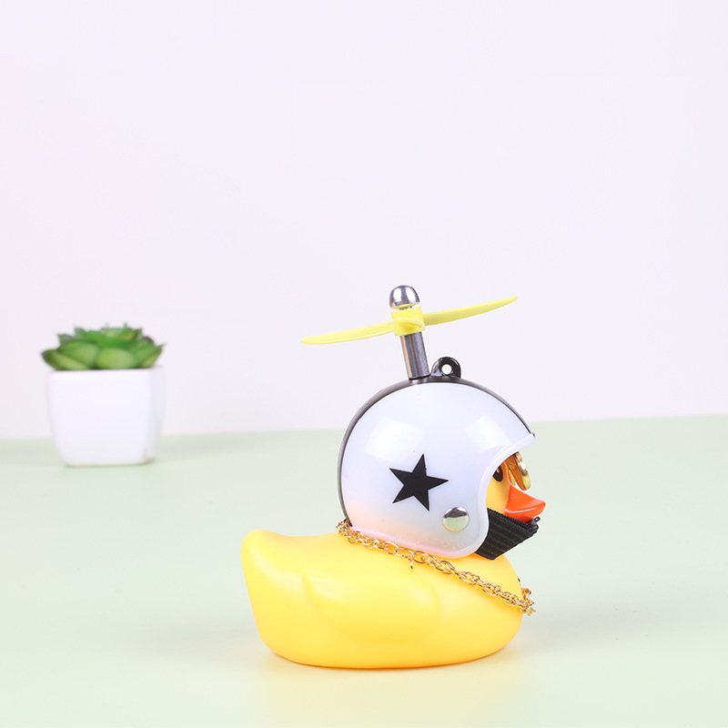 Broken Wind Duck Decoración de coche Adornos Red de coche con casco Tik Duck Little Yellow Duck Car Turbo Duck