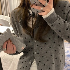 フランスの新商品の丸首のデザイン感が小さいです。