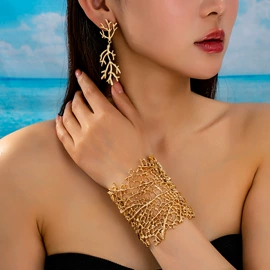 耳钉;耳环;耳坠