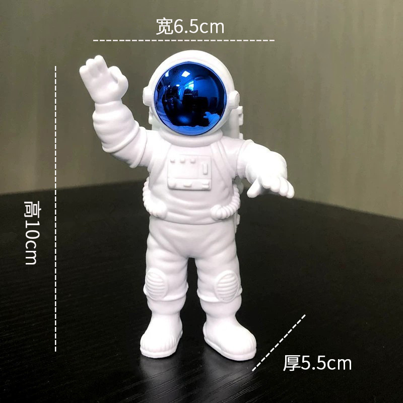 大サイズの宇宙飛行士が宇宙飛行士の客間の部屋の家の酒場の装飾品を飾って贈り物をして卸売りします。|undefined