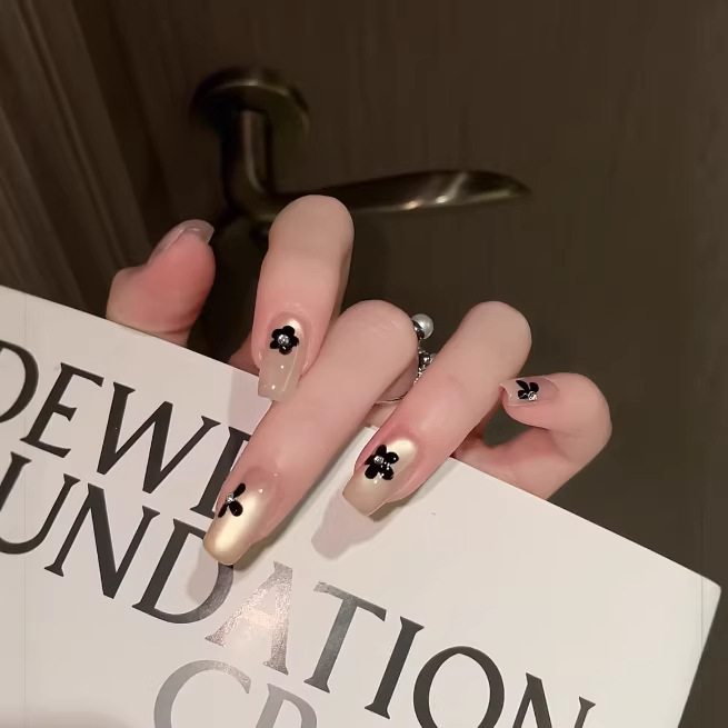 Handmade Nail Art with Milky White and Black Cat-Eye Gradient, Cool and Sweet Girly Style, High-End Feel, Removable Nail Stickers