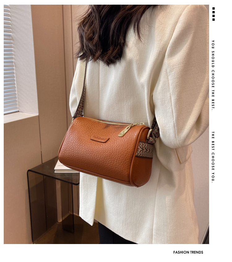 2024 Nuova borsa piccola popolare per le donne in autunno e inverno, borsa a tracolla a banda larga alla moda versatile, borsa a cuscino rossa Internet_voghion.com