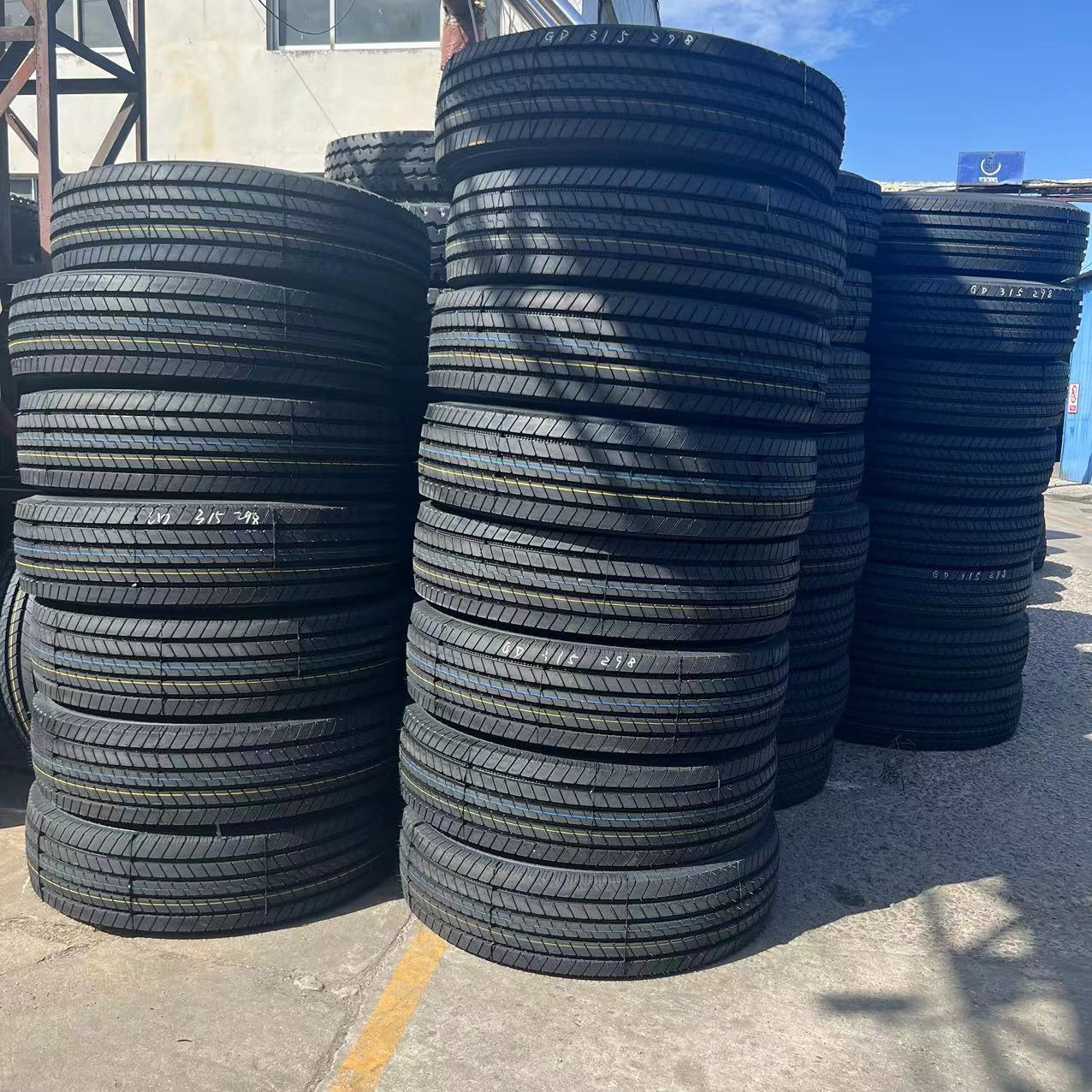 厂家批发半挂车轮胎12 13 295 315/ 80 385/65r22.5全钢平板轮胎