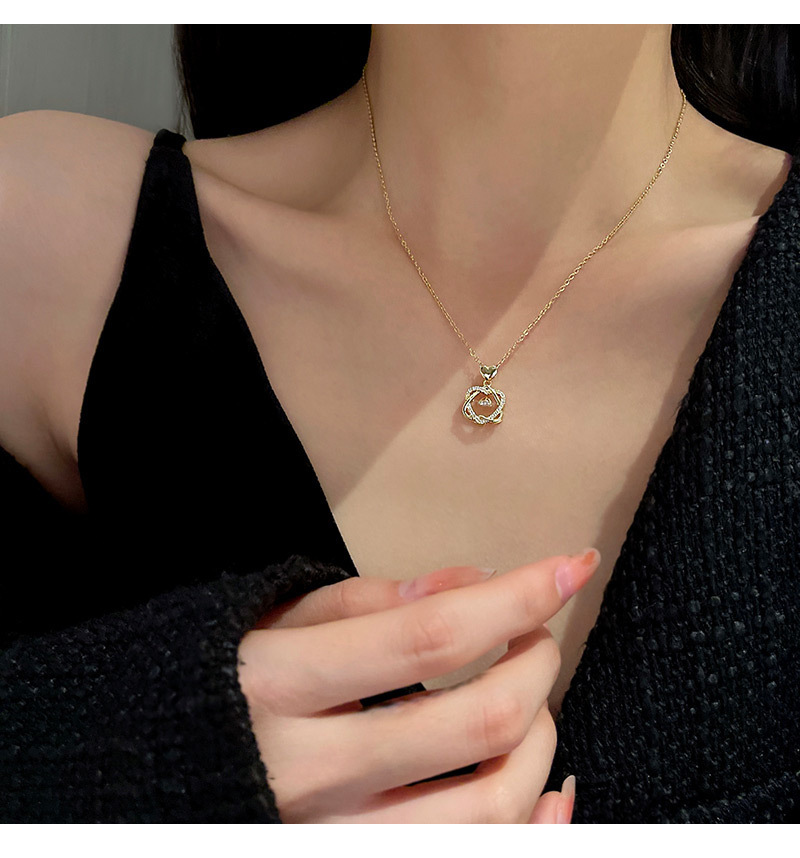 Fashion Titanium Steel Necklace Female Micro-inlaid Zircon Heart-shaped Pendant display picture 2