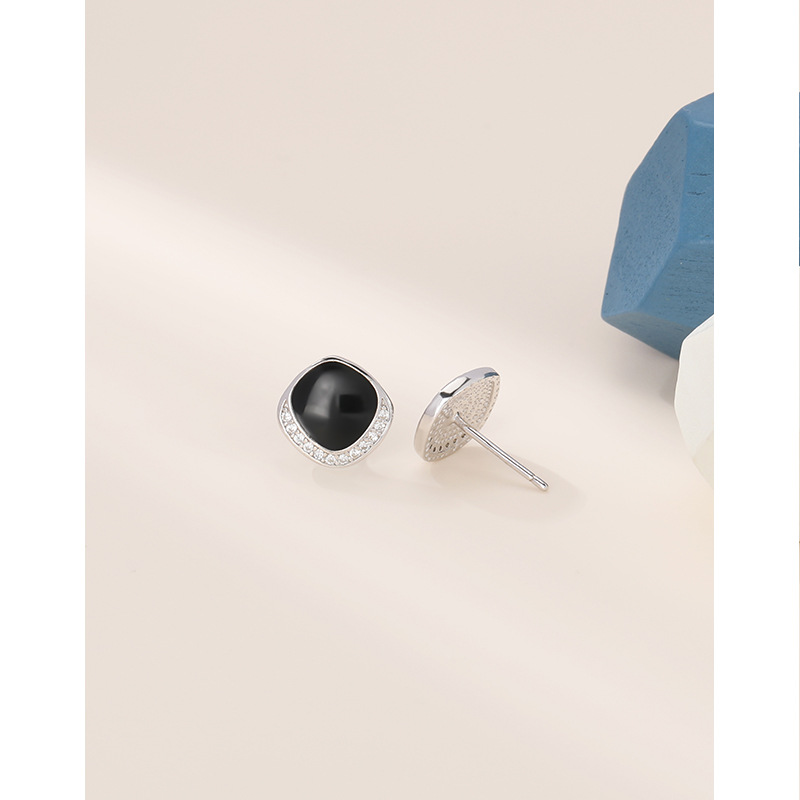 Moda europea y americana geométrica negro pendientes S925 plata esterlina elegante simple viento frío red nicho pendientes para las mujeres